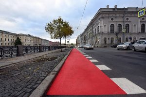 В Петербурге хотели ликвидировать велодорожку на Фонтанке. Она мешает водителям, а велосипедисты  называют ее самым комфортным маршрутом. Кто прав?